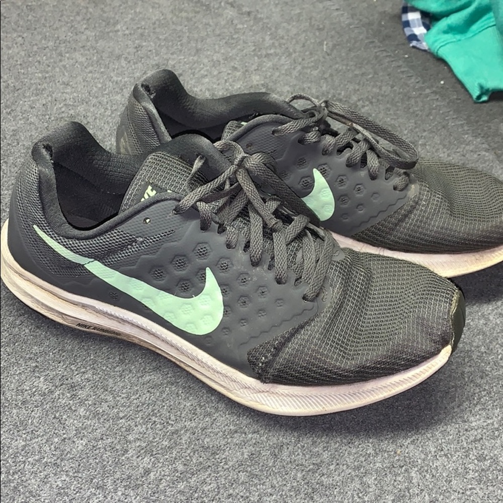 Tennis shoes